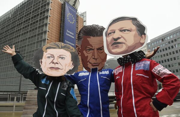 Members of international NGO Transparency International wear masks depicting (from L) former European Commissioner for Justice Viviane Reding, former European Commissioner for Trade Karel De Gucht and former European Commission head Jose Manuel Barosso, during a demonstration at the EU Headquarters in Brussels on October 12, 2016 against Jose Manuel Barosso's decision to work for Goldman Sachs. - Sputnik International