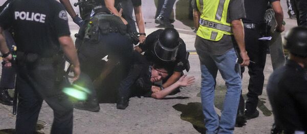 Police arrest demonstrators after they shut down the 101 Freeway, a major thoroughfare in the city, following a rally to protest a day after President-elect Donald Trump's election victory in Los Angeles, California, late on November 9, 2016 - Sputnik International