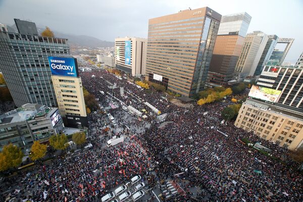 People take part in a rally calling for President Park Geun-hye to step down in central Seoul, South Korea, November 12, 2016. - Sputnik International