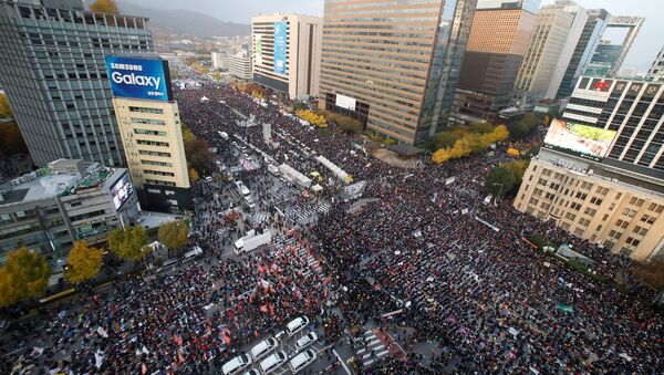 People take part in a rally calling for President Park Geun-hye to step down in central Seoul, South Korea, November 12, 2016. - Sputnik International