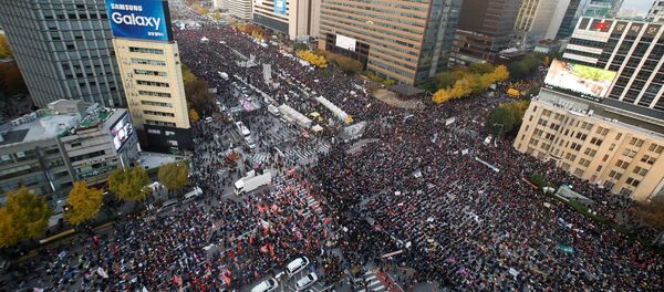 People take part in a rally calling for President Park Geun-hye to step down in central Seoul, South Korea, November 12, 2016. - Sputnik International