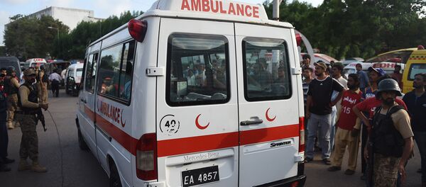 Pakistani paramilitary soldiers escort an ambulance - Sputnik International