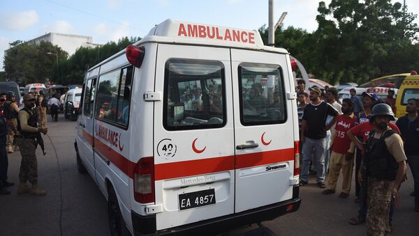 Pakistani paramilitary soldiers escort an ambulance - Sputnik International