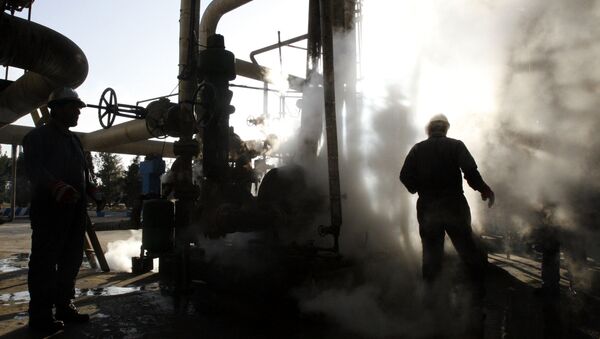 Worker repairs a part of a unit of the Tehran oil refinery, in Tehran, Iran. (File) - Sputnik International