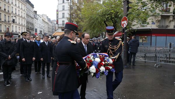 French President Francois Hollande and Paris Mayor Anne Hidalgo lay a wreath of flowers as they unveil a commemorative plaque next to the A La Bonne Biere cafe and the Rue de la Fontaine au Roi street, in Paris, France, November 13, 2016, during a ceremony held for the victims of last year's Paris attacks which targeted the Bataclan concert hall as well as a series of bars and killed 130 people - Sputnik International