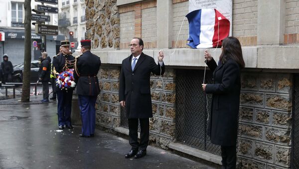 French President Francois Hollande and Paris Mayor Anne Hidalgo unveil a commemorative plaque next to the La Belle Equipe bar and restaurant, in Paris, France, November 13, 2016, during a ceremony held for the victims of last year's Paris attacks which targeted the Bataclan concert hall as well as a series of bars and killed 130 people. - Sputnik International