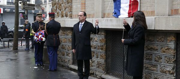 French President Francois Hollande and Paris Mayor Anne Hidalgo unveil a commemorative plaque next to the La Belle Equipe bar and restaurant, in Paris, France, November 13, 2016, during a ceremony held for the victims of last year's Paris attacks which targeted the Bataclan concert hall as well as a series of bars and killed 130 people. - Sputnik International