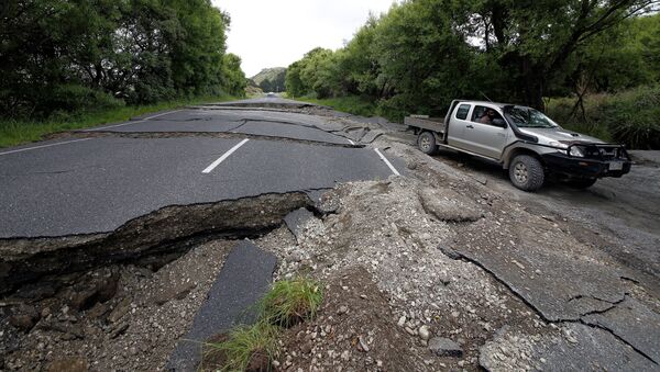 A four-wheel-drive vehicle negotiates the damaged State Highway One near the town of Ward, south of Blenheim, following an earthquake on New Zealand's South Island, November 14, 2016. - Sputnik International
