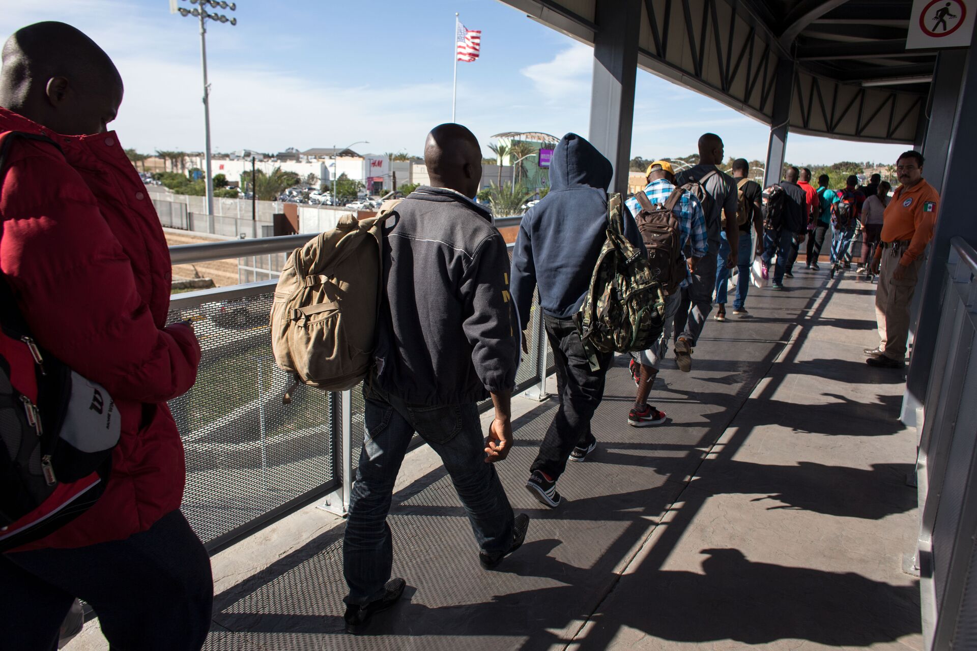 Haitian migrants seeking asylum in the United States, queue at El Chaparral border crossing in the hope of getting an appointment with US migration authorities, in the Mexican border city of Tijuana, in Baja California, on October 7, 2016 - Sputnik International, 1920, 07.10.2021