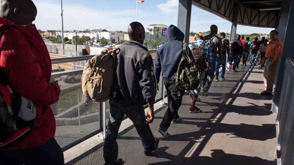 Haitian migrants seeking asylum in the United States, queue at El Chaparral border crossing in the hope of getting an appointment with US migration authorities, in the Mexican border city of Tijuana, in Baja California, on October 7, 2016 - Sputnik International