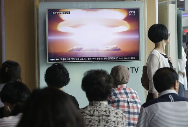 People watch a TV news program reporting North Korea's nuclear test at Seoul Railway Station in Seoul, South Korea. (File) People watch a TV news program reporting North Korea's nuclear test at Seoul Railway Station in Seoul, South Korea. (File) - Sputnik International
