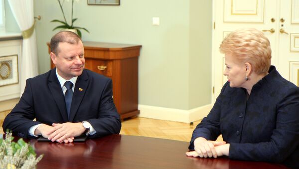 Lithuania's President Dalia Grybauskaite (R) talks to Lithuania's Peasant and Green's Union (LPGU) party leader and designated Prime Minister of Lithuania Saulius Skvernelis in Vilnius - Sputnik International