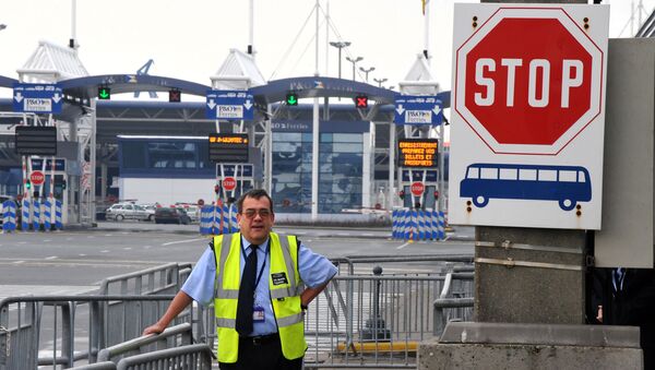 A member of the UK Border agency stands at the entrance of the Channel Ferries in Calais, northern France, on January 27, 2009 . - Sputnik International