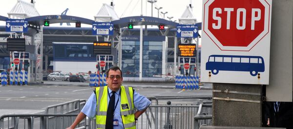 A member of the UK Border agency stands at the entrance of the Channel Ferries in Calais, northern France, on January 27, 2009 . - Sputnik International