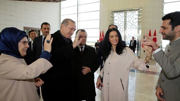 President Recep Tayyip Erdogan asked the filmmaker to interview Moroccan actress and model İmane El Bani for the actress Murat Yıldırım, from her mobile phone President Recep Tayyip Erdogan asked the filmmaker to interview Moroccan actress and model İmane El Bani for the actress Murat Yıldırım, from her mobile phone - Sputnik International