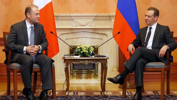 Prime Minister Dmitry Medvedev and Malta's Prime Minister Joseph Muscat, left, during a meeting in Moscow - Sputnik International