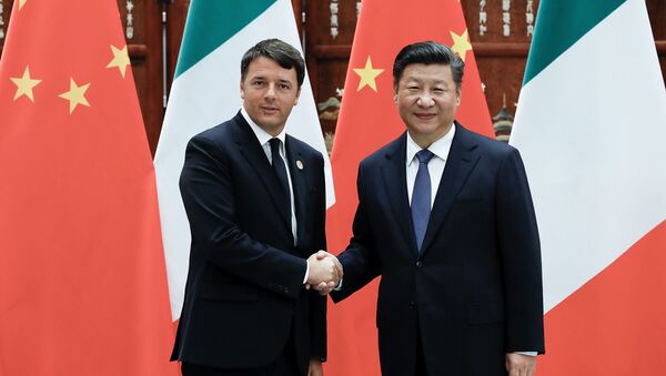 Chinese President Xi Jinping (R) shakes hands with Italian Prime Minister Matteo Renzi (L) (File) - Sputnik International