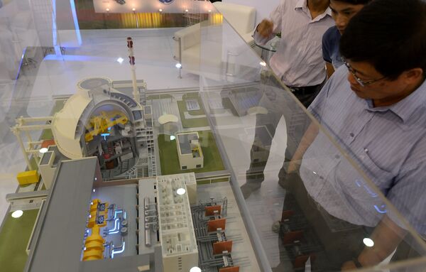 Visitors look at a model of a Russian VVER-1200 nuclear reactor of which Vietnam's first nuclear power plant will be equipped of on diplay at an international nuclear power exhibition being held in Hanoi on October 26, 2012 - Sputnik International