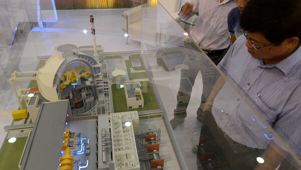 Visitors look at a model of a Russian VVER-1200 nuclear reactor of which Vietnam's first nuclear power plant will be equipped of on diplay at an international nuclear power exhibition being held in Hanoi on October 26, 2012 - Sputnik International