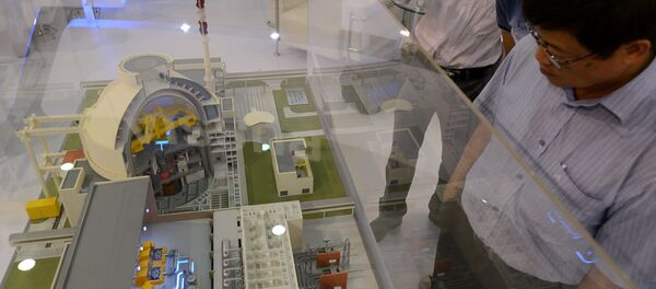 Visitors look at a model of a Russian VVER-1200 nuclear reactor of which Vietnam's first nuclear power plant will be equipped of on diplay at an international nuclear power exhibition being held in Hanoi on October 26, 2012 - Sputnik International