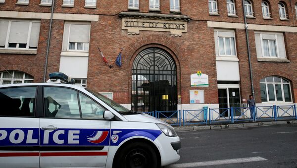 This photo taken on October 10, 2016 shows a police car parked in front of the Franklin D. Roosevelt high school in Reims, east of Paris, after a first grade student was badly injured outside the high school in an potential knife attack. - Sputnik International
