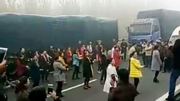 Chinese women dance in a traffic jam - Sputnik International