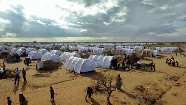 Refugees walking  at the Dadaab refugee camp in Kenya (File) - Sputnik International