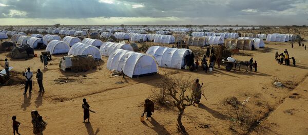Refugees walking  at the Dadaab refugee camp in Kenya (File) - Sputnik International