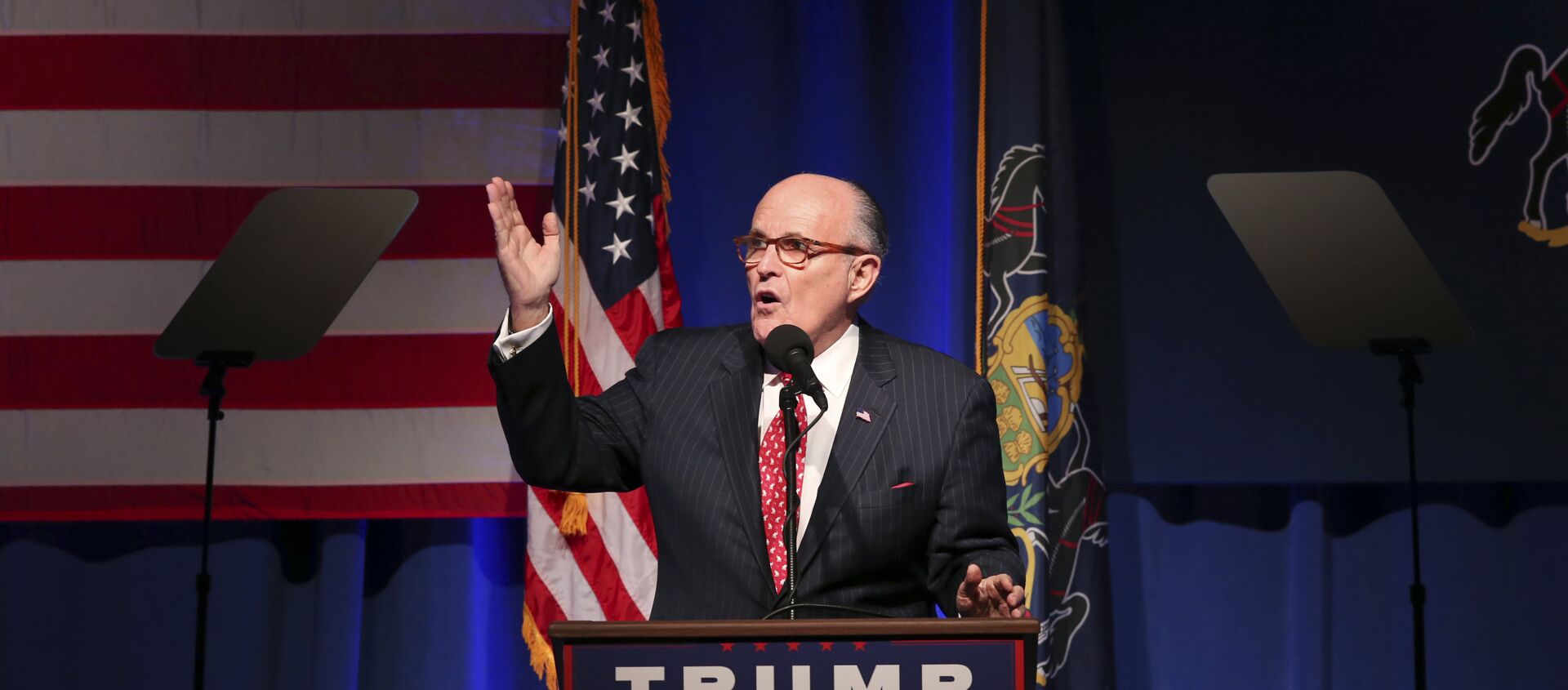 Former New York City Mayor Rudy Giuliani addresses a gathering at a campaign rally for Republican presidential candidate Donald Trump Monday, Nov. 7, 2016, in Scranton, Pa - Sputnik International, 1920, 08.03.2020