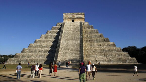 People gather in front of the Kukulkan Pyramid in Chichen Itza, Mexico, Thursday, Dec. 20, 2012 - Sputnik International