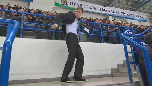 Arena Security shows off his dancing skills at Amur game - Sputnik International