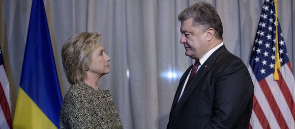 Democratic presidential nominee Hillary Clinton (L) and Ukrainian President Petro Poroshenko speak before a meeting at the Intercontinental Hotel on September 19, 2016 in New York Democratic presidential nominee Hillary Clinton (L) and Ukrainian President Petro Poroshenko speak before a meeting at the Intercontinental Hotel on September 19, 2016 in New York - Sputnik International