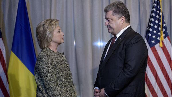Democratic presidential nominee Hillary Clinton (L) and Ukrainian President Petro Poroshenko speak before a meeting at the Intercontinental Hotel on September 19, 2016 in New York - Sputnik International