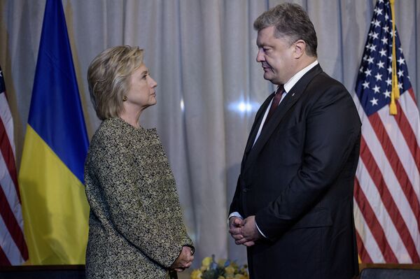 Democratic presidential nominee Hillary Clinton (L) and Ukrainian President Petro Poroshenko speak before a meeting at the Intercontinental Hotel on September 19, 2016 in New York Democratic presidential nominee Hillary Clinton (L) and Ukrainian President Petro Poroshenko speak before a meeting at the Intercontinental Hotel on September 19, 2016 in New York - Sputnik International