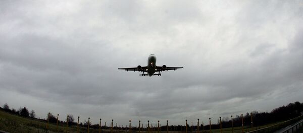 An airplane lands at Liverpool's John Lennon Airport (File) - Sputnik International