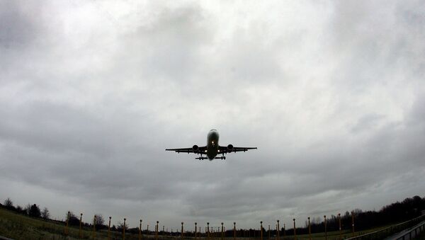 An airplane lands at Liverpool's John Lennon Airport (File) - Sputnik International
