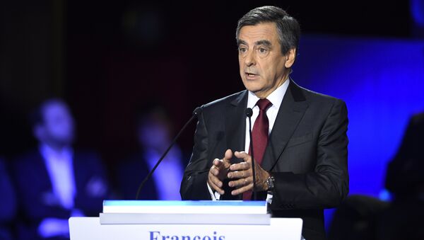 Former French prime minister and candidate for the right-wing Les Republicains (LR) party primaries ahead of the 2017 presidential election, Francois Fillon speaks during the second debate of the right-wing Les Republicains (LR) party primaries on November 3, 2016 at the salle Wagram venue in Paris. - Sputnik International