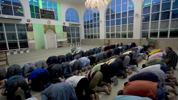 Muslims pray at Do Pari mosque in downtown Sao Paulo, Brazil (File) - Sputnik International