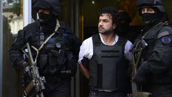 Colombian drug trafficker Henry de Jesus Lopez Londono(C) aka Mi Sangre leaves the drugs departmnent of Argentine Federal Police on his way to the court in Comodoro Py in Buenos Aires on October 31, 2012 - Sputnik International
