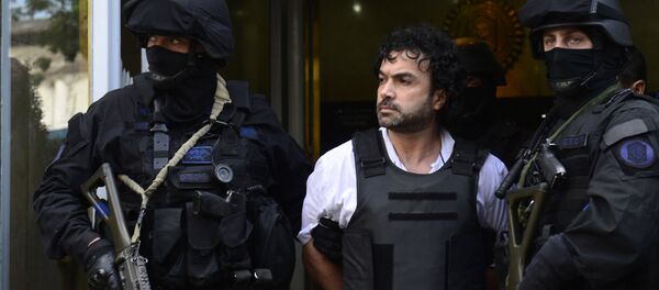 Colombian drug trafficker Henry de Jesus Lopez Londono(C) aka Mi Sangre leaves the drugs departmnent of Argentine Federal Police on his way to the court in Comodoro Py in Buenos Aires on October 31, 2012 Colombian drug trafficker Henry de Jesus Lopez Londono(C) aka Mi Sangre leaves the drugs departmnent of Argentine Federal Police on his way to the court in Comodoro Py in Buenos Aires on October 31, 2012 - Sputnik International