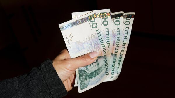 A woman holds Swedish Crowns banknotes (File) - Sputnik International