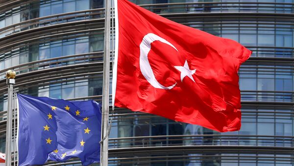A European Union (L) and Turkish flag fly outside a hotel in Istanbul, Turkey, May 4, 2016. - Sputnik International