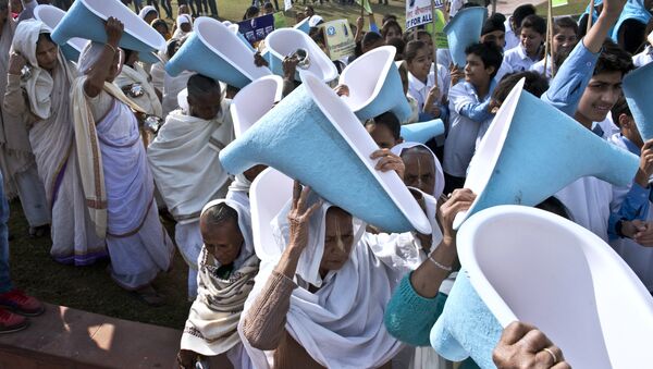 Indian women carry toilets on their heads during the opening ceremony of the three-day International Toilet Festival in New Delhi (File) - Sputnik International