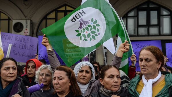 Protesters shout slogans and wave Peoples' Democracy Party (HDP) flags on November 6, 2016 during demonstration at Kadikoy district in Istanbul - Sputnik International