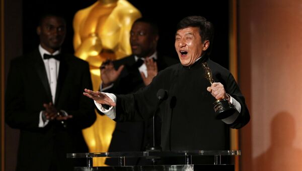 Актер Джеки Чан с Оскаром, полученным за вклад в кинематограф - Sputnik International