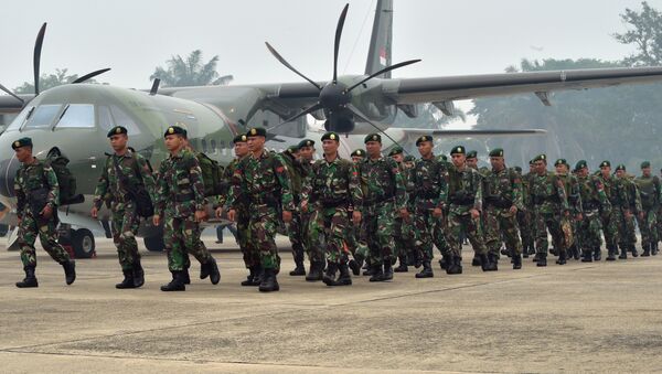 Members of the Indonesian Army arrive at the Roesmin Noejadin Military airport to reinforce firemen as they combat fires in Pekanbaru, Riau province on September 15, 2015 - Sputnik International