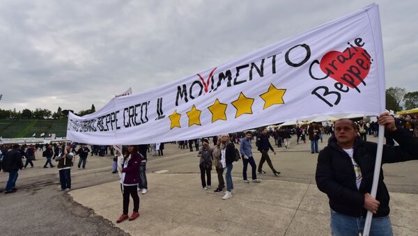 Supporters of the Five Stars movement (M5S) attend a two days meeting Italia 5 Stelle at Imola Autodrome on October 18, 2015 - Sputnik International
