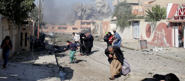 People run in panic after a coalition airstrike hit Islamic State fighters positions in Tahrir neighbourhood of Mosul, Iraq, November 17, 2016 - Sputnik International