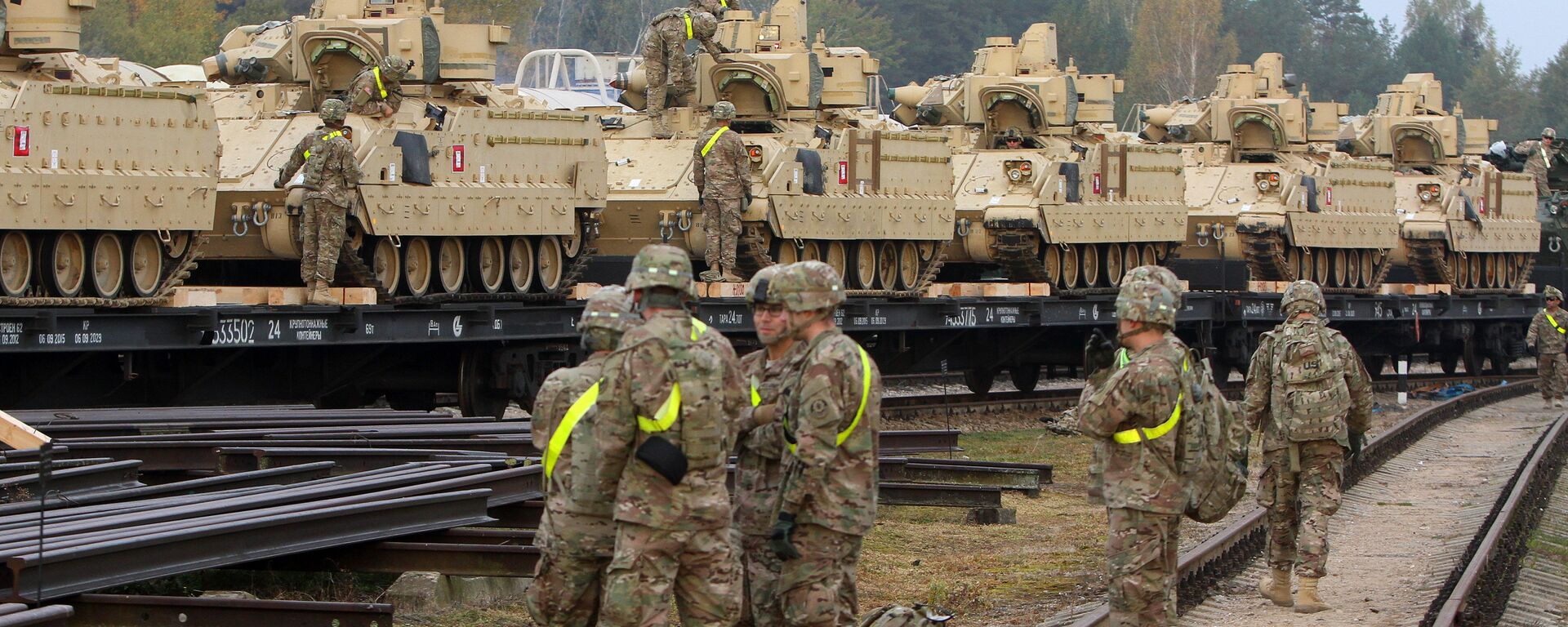 Members of the US Army 1st Brigade, 1st Cavalry Division, unload heavy combat equipment including Bradley Fighting Vehicles at the railway station near the Rukla military base in Lithuania, file photo. - Sputnik International, 1920, 23.01.2024