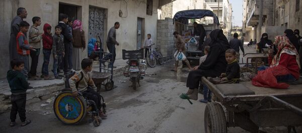 Syrian families receive aid packages in Aleppo - Sputnik International